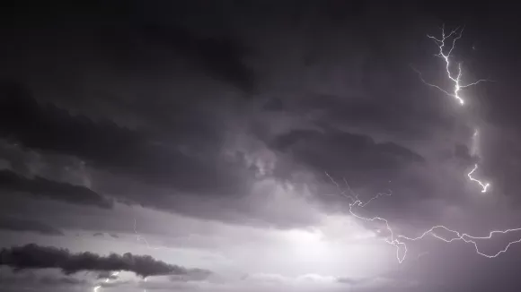 Κακοκαιρία Byron: Σε «κόκκινο» συναγερμό σήμερα εννέα περιοχές - Live η πορεία της