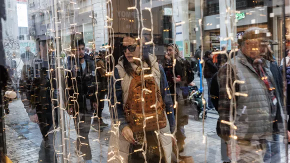 Καταστήματα: Το εορταστικό ωράριο για τα Χριστούγεννα - Ανοιχτά την άλλη Κυριακή