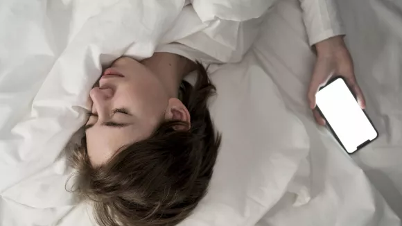 Κοιμάσαι με το κινητό δίπλα σου; Δες τι κάνει στον οργανισμό σου