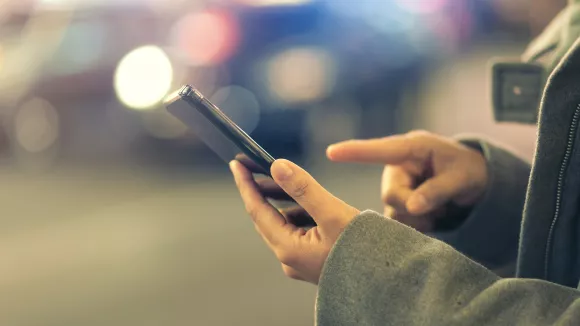 Αυτό είναι το «αθώο» email που ανοίγουμε και παρακολουθεί όλο το κινητό