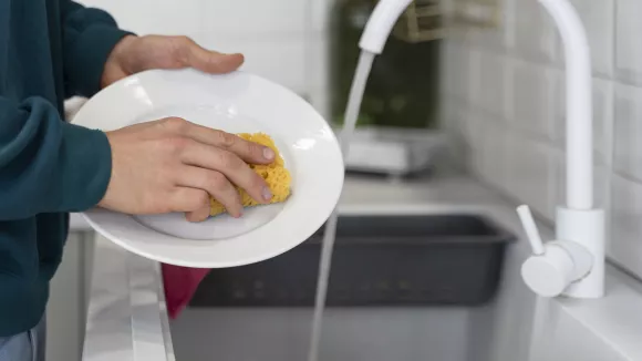 Κάνεις κι εσύ αυτό το λάθος όταν πλένεις πιάτα; Γι’ αυτό δεν βγαίνουν ποτέ καθαρά