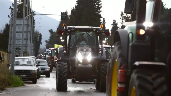 Ενισχύονται παντού τα αγροτικά μπλόκα  - Χημικά και δακρυγόνα στον κόμβο του αεροδρομίου Μακεδονία