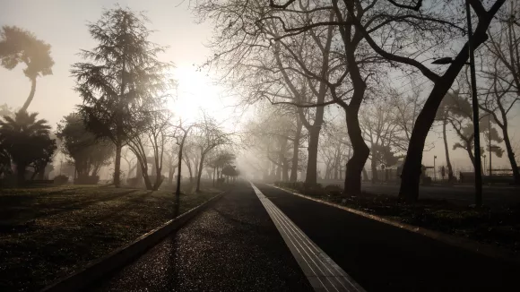 Καιρός: Πού θα βρέξει σήμερα - «Πέπλο» ομίχλης από αύριο