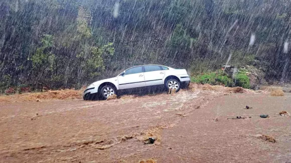 Κακοκαιρία Byron: «Βιβλική καταστροφή» σε χωριά - Πλημμύρες, καθιζήσεις μηνύματα του 112