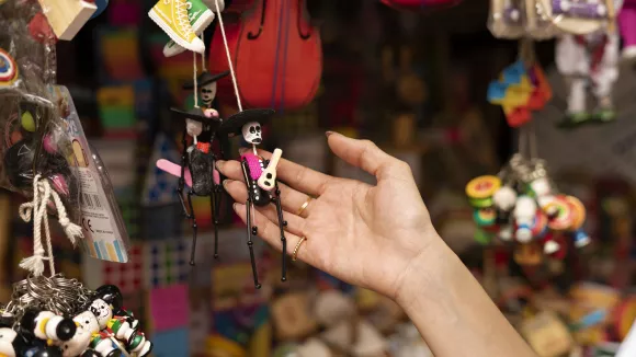 «Σουβενίρ»: Πώς αποδίδεται στα ελληνικά;