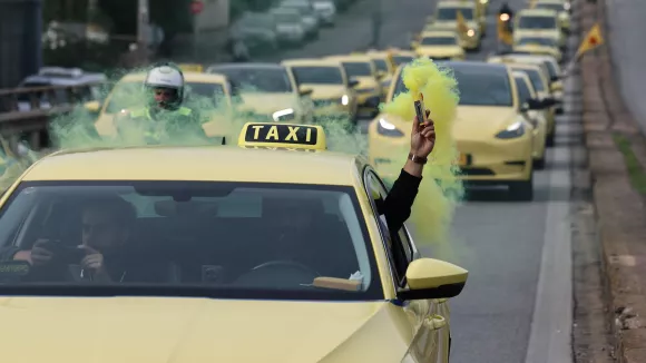 Χωρίς ταξί ολόκληρη η χώρα αύριο και μεθαύριο - Πανελλαδική απεργία