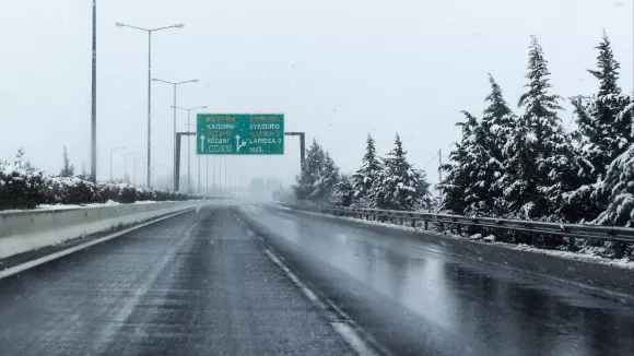 Άστατος ο καιρός τα Χριστούγεννα: Δύο κακοκαιρίες «χτυπούν» τη χώρα