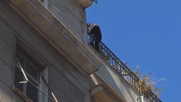 Συναγερμός στο κέντρο της Αθήνας: Άνδρας απειλεί να πέσει στο κενό