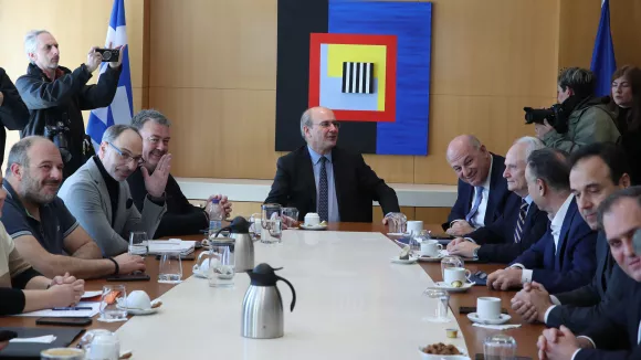 Συνάντηση αγροτών με Χατζηδάκη και Τσιάρα - «Είμαστε εδώ για να βρούμε λύσεις», λέει η κυβέρνηση