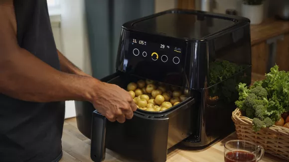 Air fryer vs φούρνος: Ποια συσκευή «καίει» λιγότερο ρεύμα