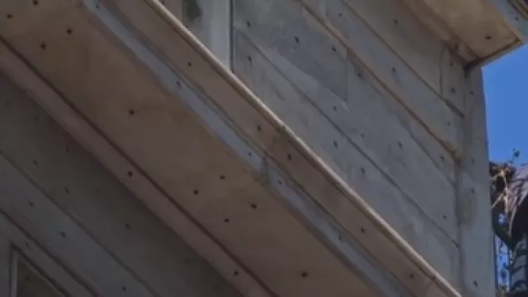 Συναγερμός στο κέντρο της Αθήνας: Άνδρας απειλεί να πέσει στο κενό