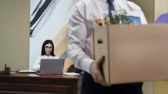 Δημόσιοι υπάλληλοι: Πότε απομακρύνονται αυτόματα από τη θέση τους