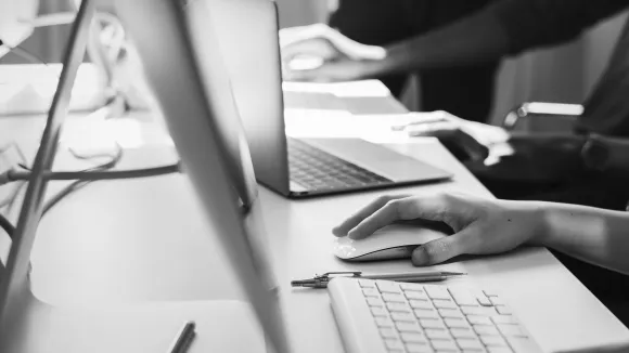 Έκθεση αποκαλύπτει: Το 51% των Ελλήνων δουλεύει ή αναζητά δεύτερη δουλειά