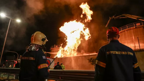 Πέραμα: Κατασβέστηκε η φωτιά - «Να μην υπάρχουν δεξαμενές καυσίμων σε γειτονιές με σχολεία και σπίτια», λεεί ο δήμαρχος