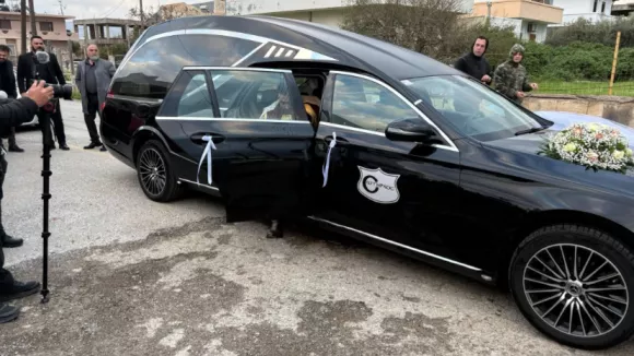 Viral: Γαμπρός στην Κρήτη πήγε στο γάμο με… νεκροφόρα 