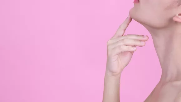 Γιατί παθαίνουμε λόξιγκα; Δείτε 9 τρόπους για να τον «κόψετε»