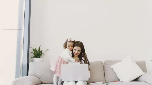 ΔΥΠΑ/ΟΑΕΔ: Ανοίγουν 10.000 θέσεις εργασίας για άνεργες μητέρες