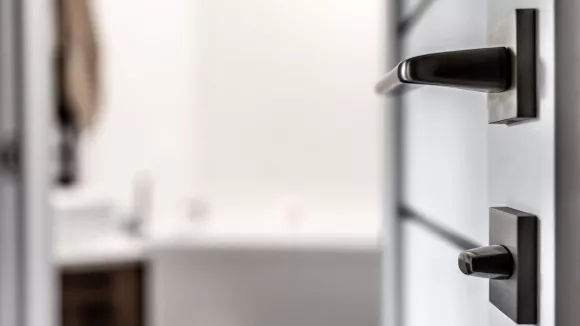 Ο εύκολος τρόπος να μην τρίζουν οι πόρτες χωρίς να ξοδέψετε ευρώ