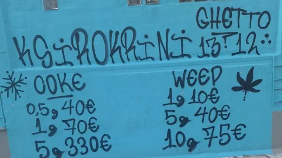 Θεσσαλονίκη: Γκράφιτι με «τιμοκατάλογο» ναρκωτικών σε Εκκλησιαστικό Σχολείο