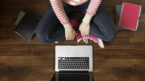 ΥΠΑΙΘΑ για κλειστά σχολεία: Με τηλεκπαίδευση αύριο τα μαθήματα 