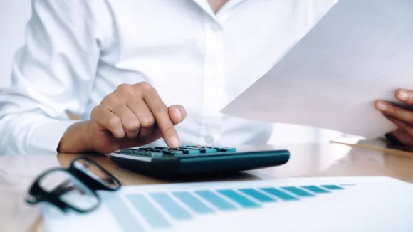 Μισθοί και επιδόματα: Πόσο αυξάνονται σε ιδιωτικό και δημόσιο τομέα