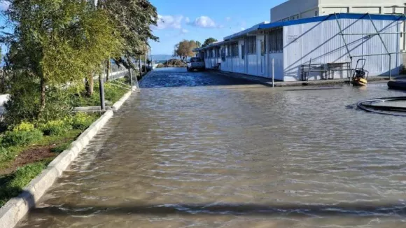 Αγκίστρι: Πλημμύρισε σχολείο - Η θάλασσα «μπήκε» στις προκάτ αίθουσες (εικόνες)