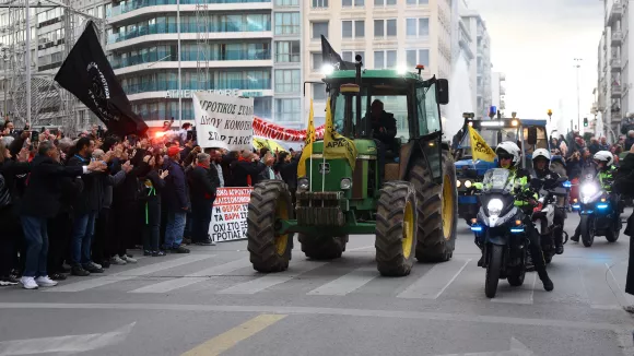 Αγρότες και τρακτέρ