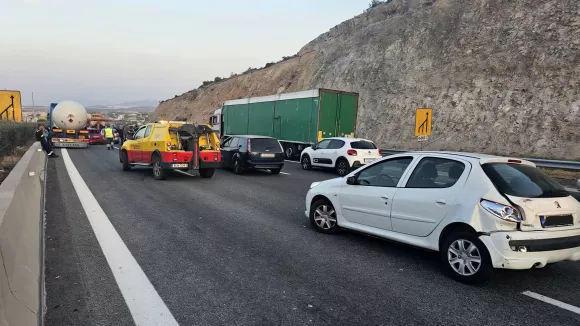 Αθηνών - Κορίνθου: Καραμπόλα τεσσάρων φορτηγών με βυτιοφόρο στο ύψος του Ασπρόπυργου
