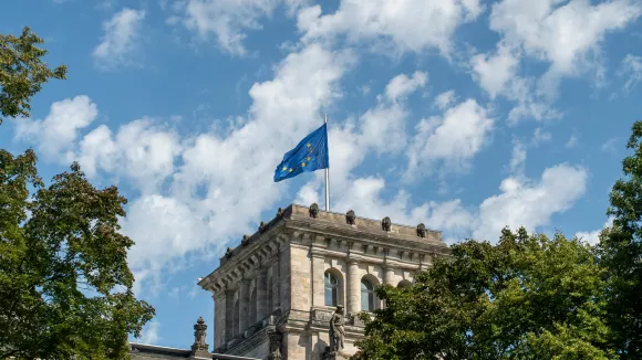 Πώς θα δουλέψετε στο ευρωπαϊκό δημόσιο με μισθό +6.000 ευρώ