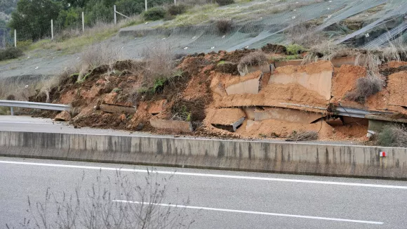 Παραμένει κλειστή η Ιονία Οδός λόγω κατολίσθησης – Τι δήλωσε ο Λέκκας