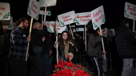Καισαριανή: Λουλούδια και στεφάνια στη μνήμη των «200» (εικόνες)