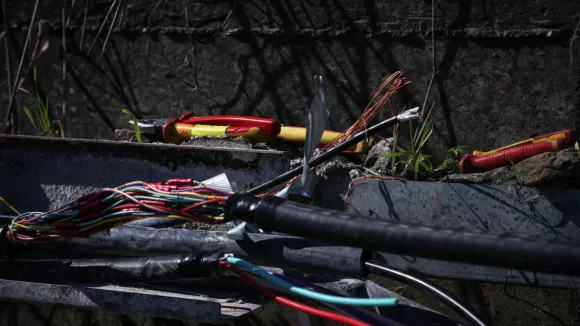 Τηλεδιοίκηση γραμμής Αθήνα - Θεσσαλονίκη: Έσπασαν το τσιμέντο, έκοψαν τα καλώδια αλλά δεν τα πήραν