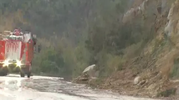 Κλειστή η παλαιά Ε.Ο. Άρτας – Αμφιλοχίας λόγω νέας κατολίσθησης, σχηματίστηκε ακόμα και καταρράκτης – Αποκομμένη οδικώς η Ήπειρος