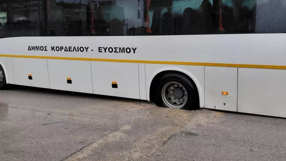 Θεσσαλονίκη: Σχολικό λεωφορείο με μαθητές έπεσε σε λακκούβα (εικόνες)