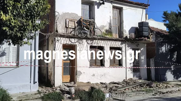 Βόλος: Κατέρρευσε μπαλκόνι - Στο νοσοκομείο 43χρονη (εικόνες)