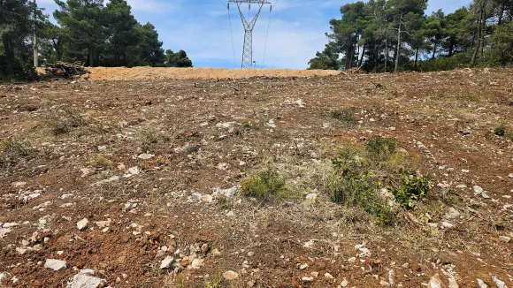 Νέο νομοσχέδιο για τον καθαρισμό οικοπέδων: Νέα προθεσμία και πρόστιμο έως 2.000 ευρώ