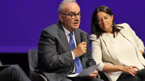 «Απόλυτη διαφάνεια»: Η απάντηση Κεραμέως και Παπαθανάση για τα προγράμματα κατάρτισης