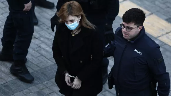 Ρούλα Πισπιρίγκου: Υποβασταζόμενη, κρατώντας μπαστούνι στο Εφετείο (βίντεο)