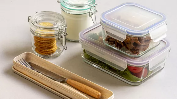 Προσοχή στην κουζίνα: Το επικίνδυνο λάθος με τα πλαστικά δοχεία