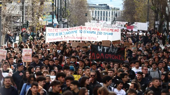 Τρία χρόνια από το έγκλημα στα Τέμπη Μεγάλη πορεία από μαθητές και φοιτητές (εικόνες)
