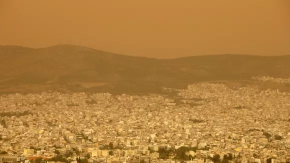 Χαλάει ο καιρός: Ψύχρα, λασποβροχές και σκόνη σε όλη τη χώρα