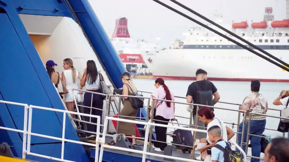 Αναπληρωτές: Εκπτώσεις έως 50% σε ακτοπλοϊκά και αεροπορικά εισιτήρια για το Πάσχα