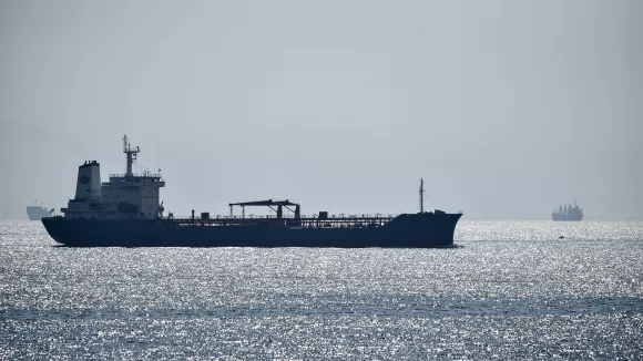 Ελληνόκτητο το ένα πλοίο που χτυπήθηκε στα Στενά του Ορμούζ