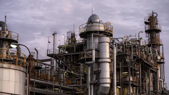 Τα EAH κλείνουν το μεγαλύτερο διυλιστήριο πετρελαίου της Μέσης Ανατολής