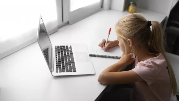 Επίδομα παιδιού Α21: Μέχρι τις 18:00 οι αιτήσεις - Πότε πληρώνεται