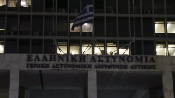ΓΑΔΑ: Ο 48χρονος που απειλούσε με χειροβομβίδες είπε ότι της «βρήκε μέσα σε τάπερ σε άλσος στην Ακρόπολη»