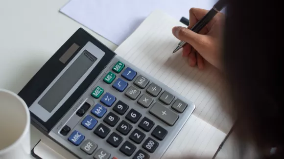 Νέος κατώτατος μισθός και δημόσιοι υπάλληλοι: Παραδείγματα αυξήσεων από το υπουργείο Εργασίας