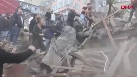 Κωνσταντινούπολη: Κατέρρευσαν δύο κτίρια - Απεγκλωβίστηκαν τρία άτομα