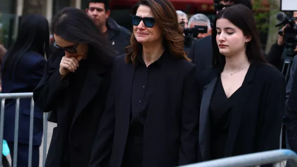 Το ύστατο χαίρε στη Μαρινέλλα: Πλήθος κόσμου στη Μητρόπολη (εικόνες)