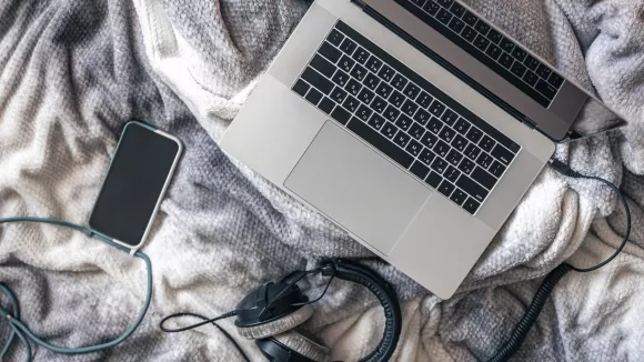 Μήπως καταστρέφεις το laptop σου με τον τρόπο που το φορτίζεις;